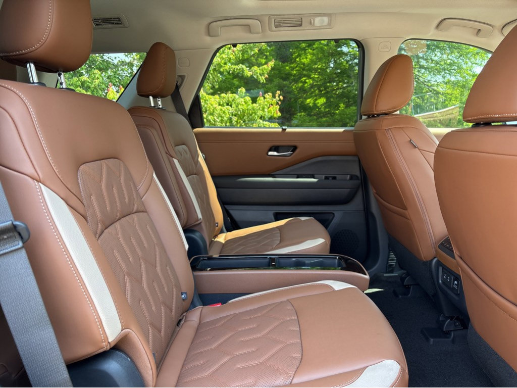 Certified 2026 Nissan Pathfinder Platinum FWD image 18