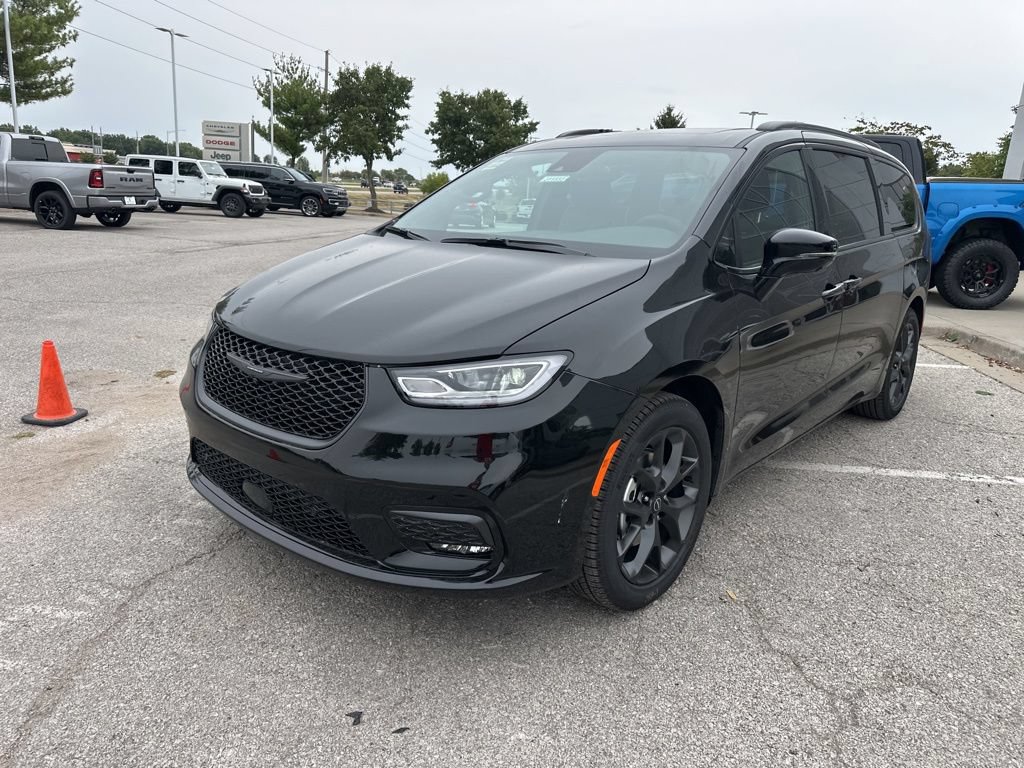 New 2026 Chrysler Pacifica Limited w/ S Appearance Package FWD image 13
