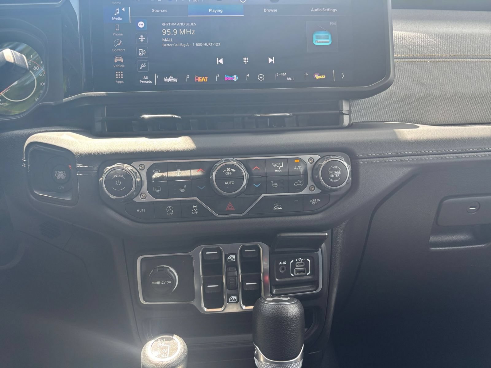 Used 2025 Jeep Wrangler Unlimited Sahara AWD/4WD image 17