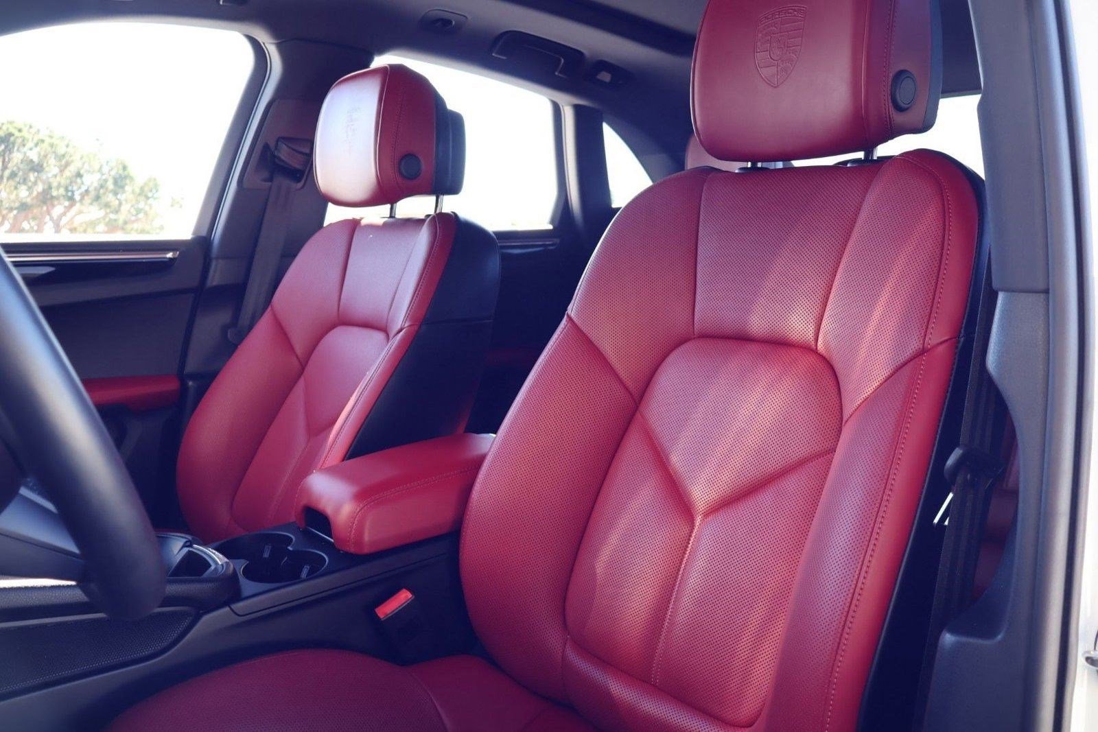 Certified 2025 Porsche Macan image 9