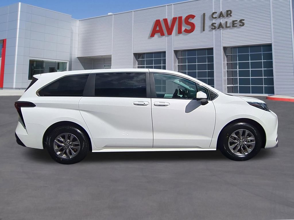 Used 2025 Toyota Sienna LE image 5