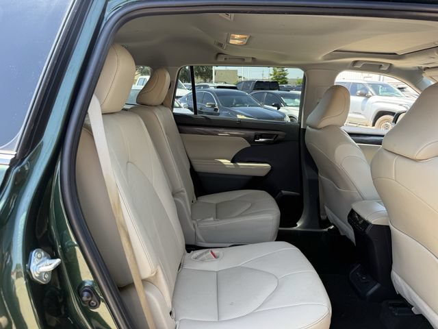 Used 2024 Toyota Highlander Limited FWD image 34