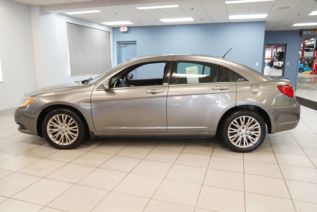 Used 2012 Chrysler 200 Limited FWD image 2