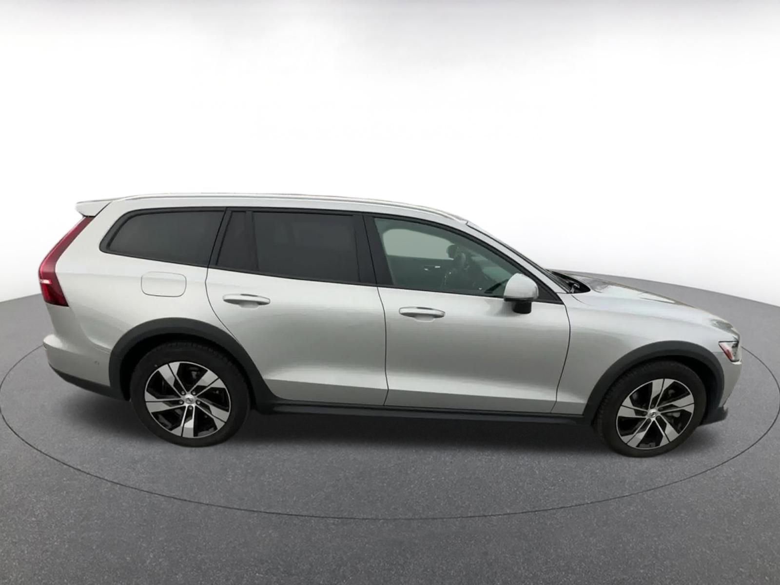 Used 2025 Volvo V60 B5 Cross Country Plus image 16