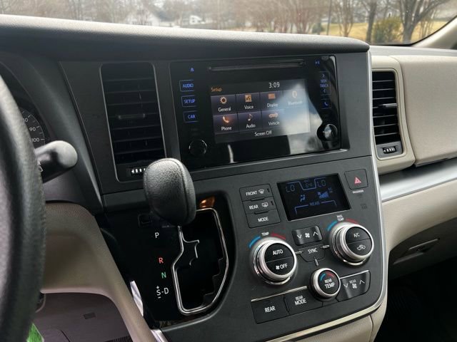 Used 2017 Toyota Sienna L FWD image 38