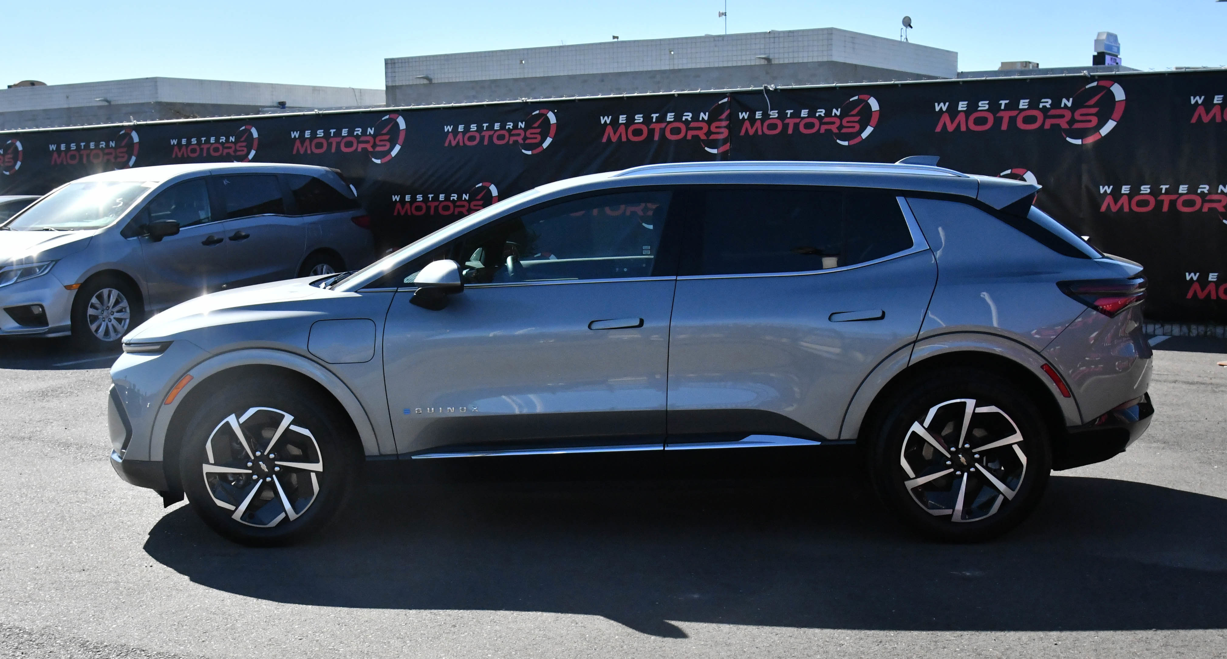 Used 2025 Chevrolet Equinox EV LT w/ Convenience Package image 4