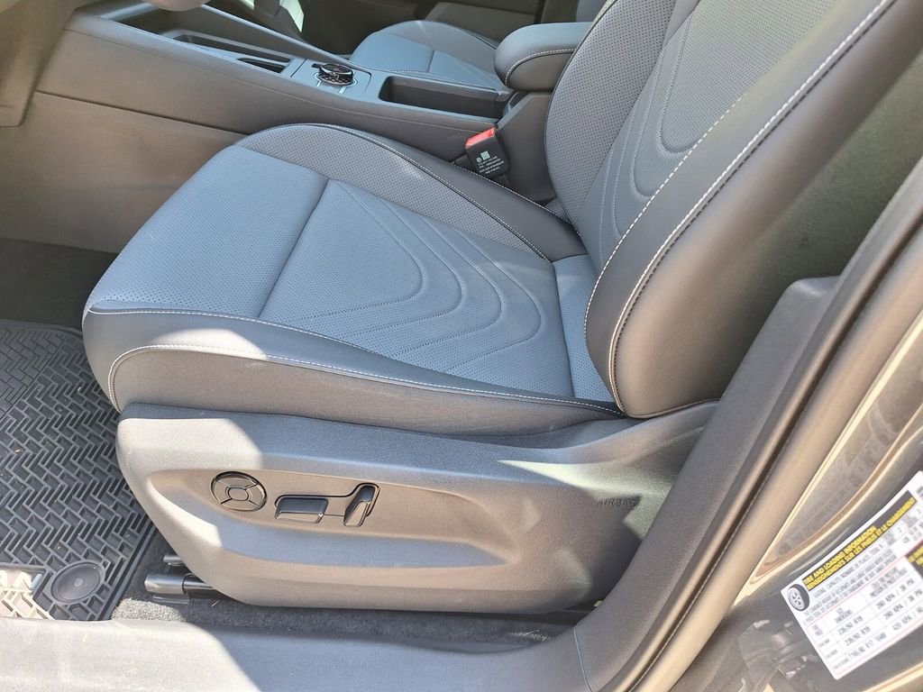 Used 2025 Volkswagen Tiguan SE FWD image 29