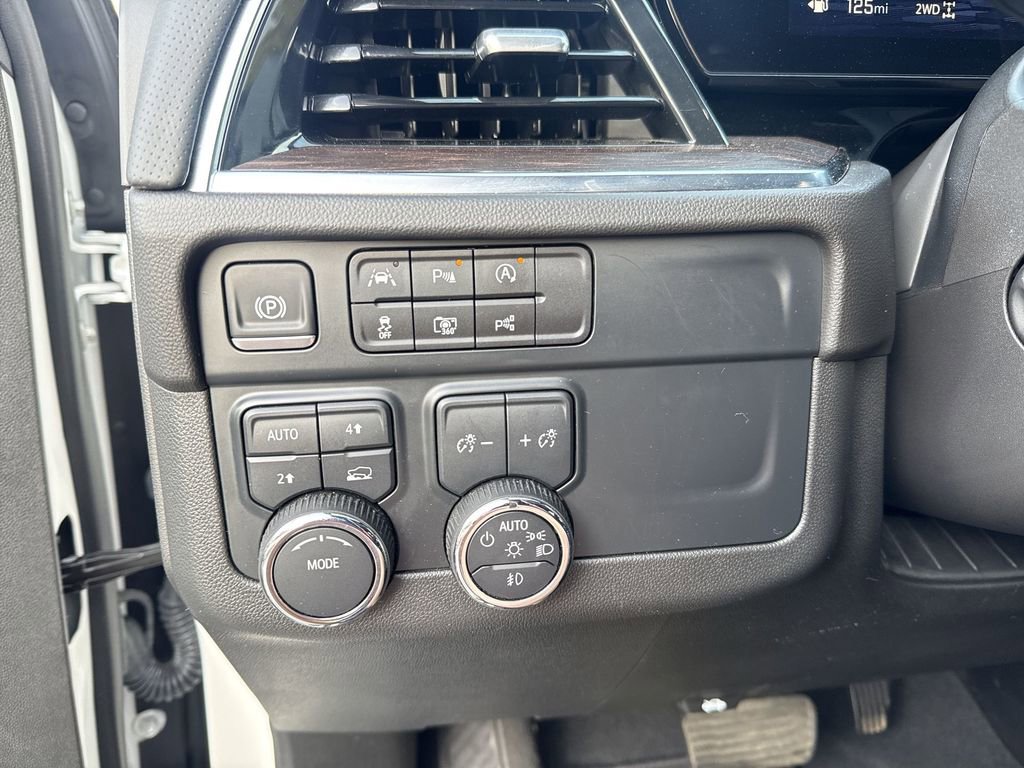 Used 2025 Chevrolet Suburban Premier AWD/4WD image 32