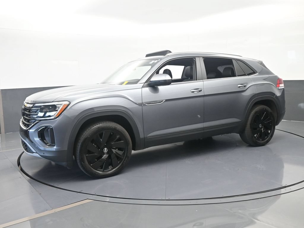 Used 2025 Volkswagen Atlas Cross Sport SE w/ Panoramic Sunroof Package FWD image 2
