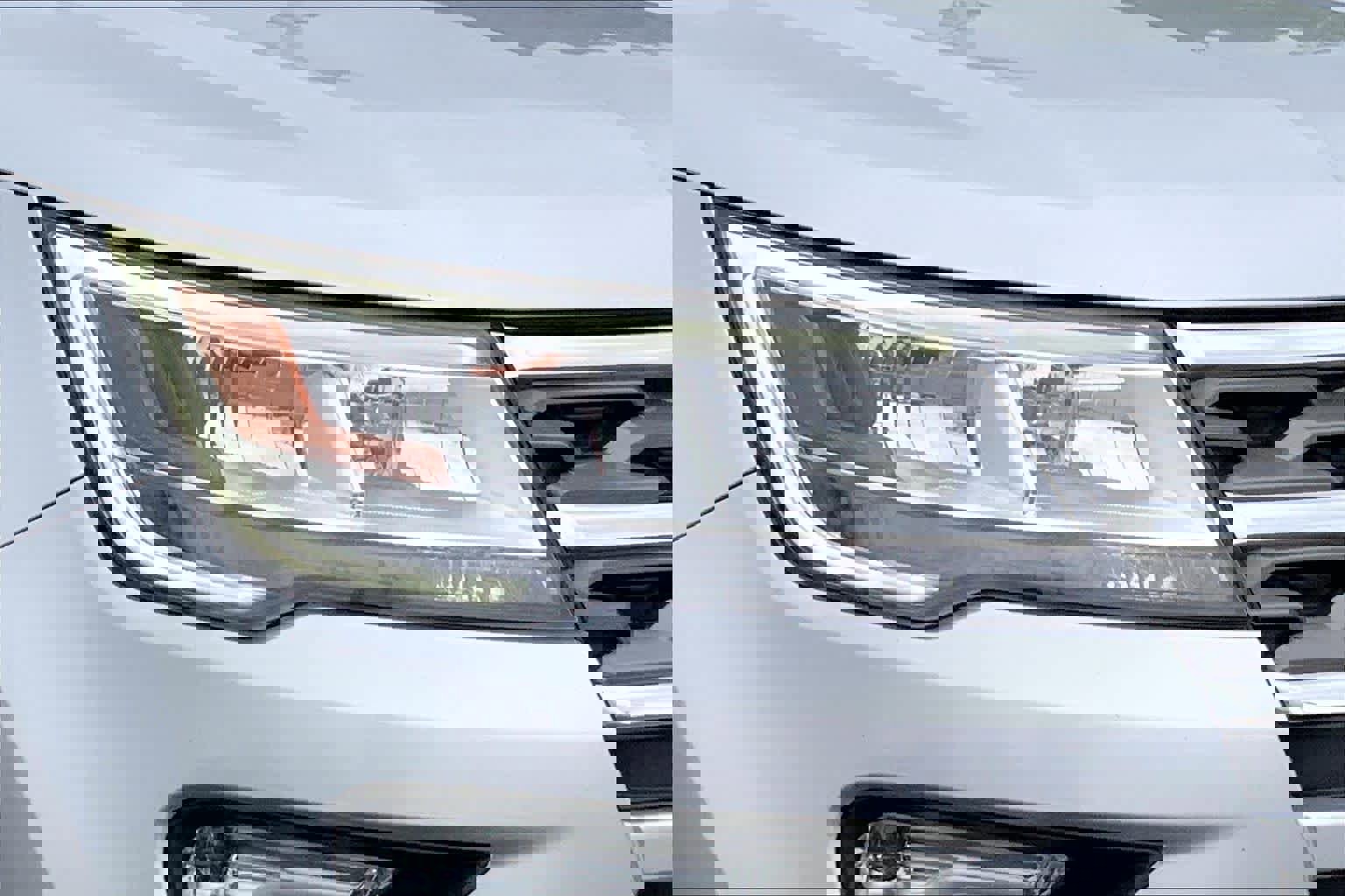 Used 2018 Ford Explorer XLT w/ Equipment Group 202A FWD image 24