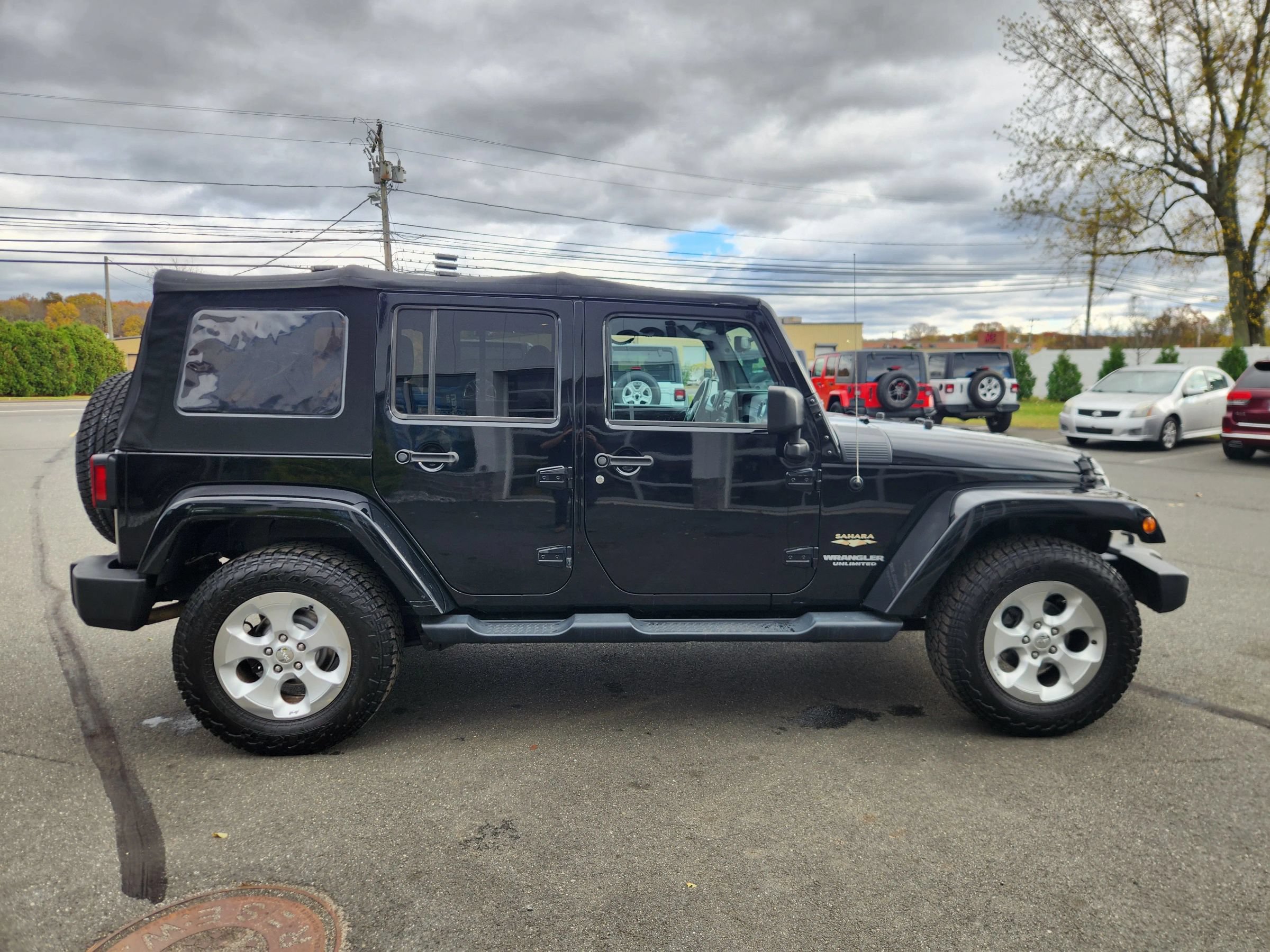 Used 2015 Jeep Wrangler Unlimited Sahara w/ Connectivity Group AWD/4WD image 19