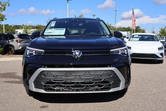 Certified 2025 Volkswagen Taos SE image 2