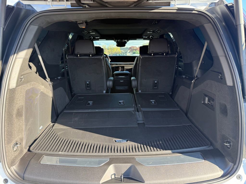 Used 2026 Cadillac Escalade Platinum Sport w/ LPO, ONYX Package AWD/4WD image 15