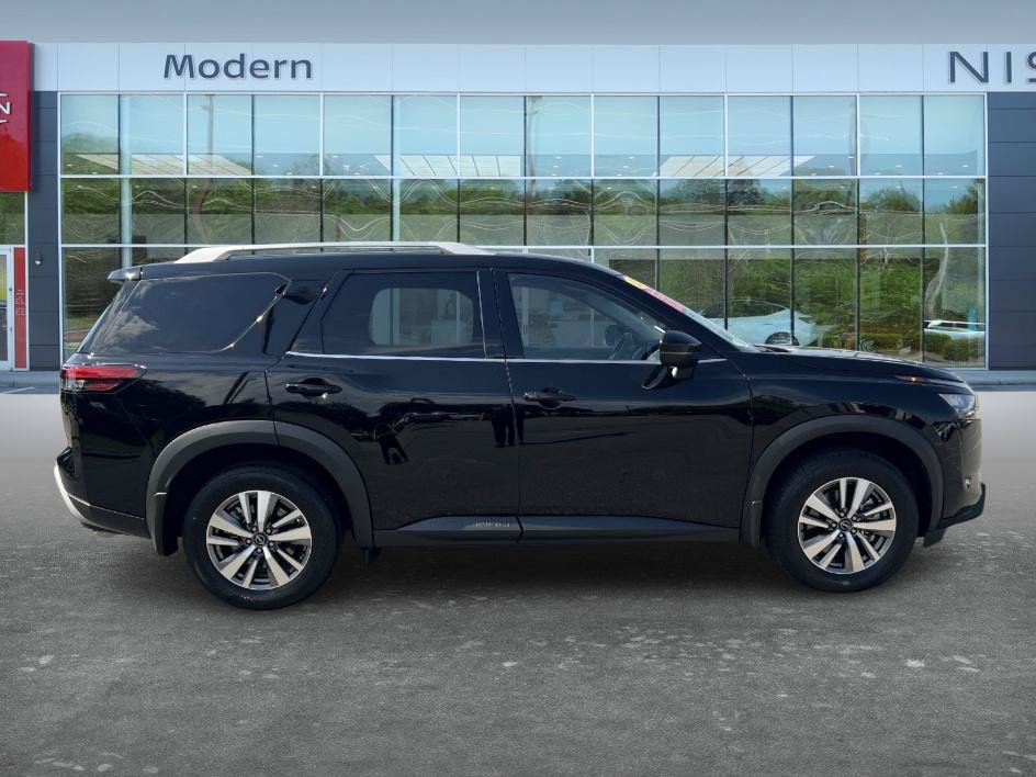 Certified 2025 Nissan Pathfinder SL w/ Cargo Package FWD image 4