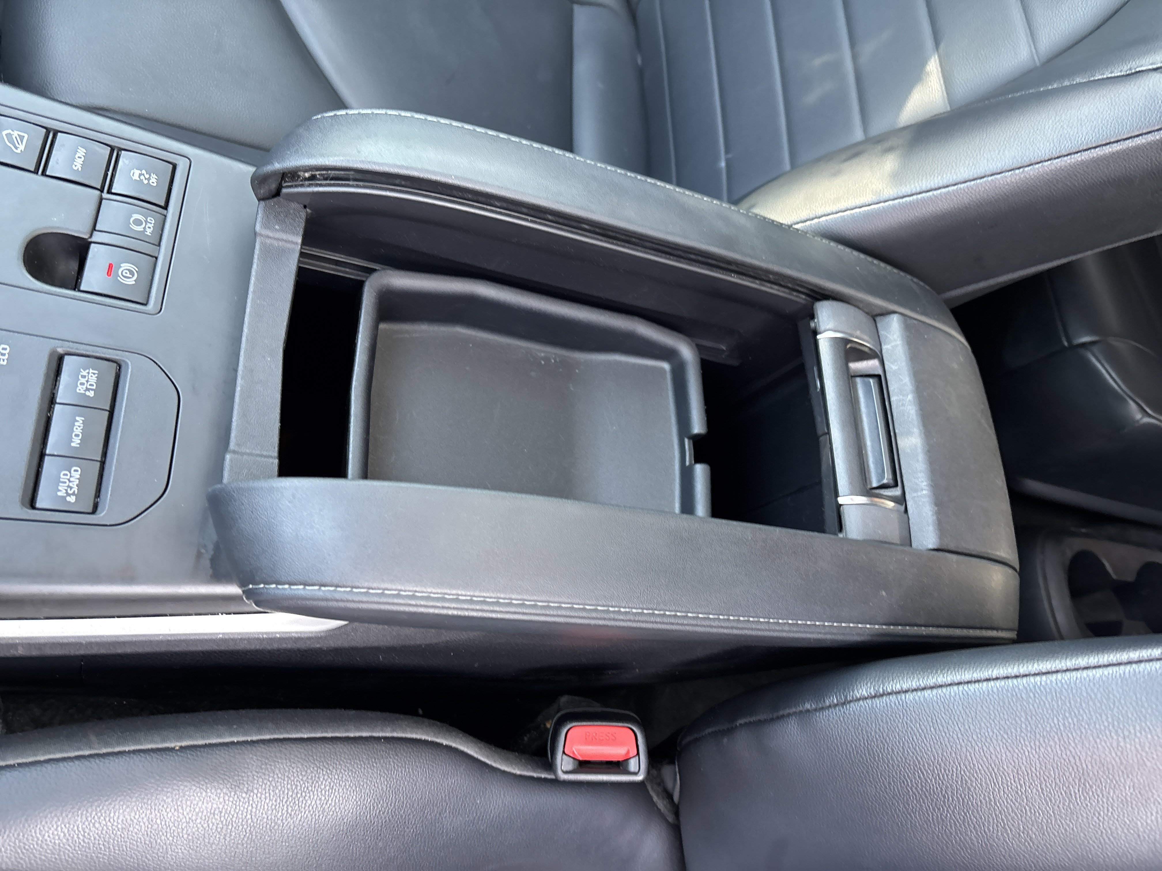 Used 2023 Toyota Highlander XLE AWD/4WD image 26