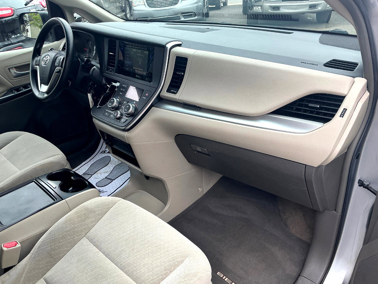 Used 2017 Toyota Sienna LE image 10