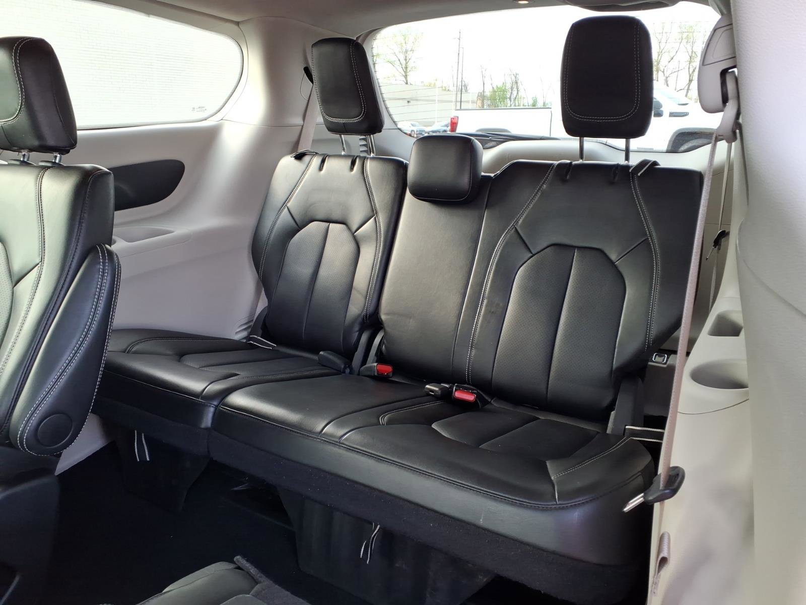 Used 2024 Chrysler Pacifica Touring-L image 27