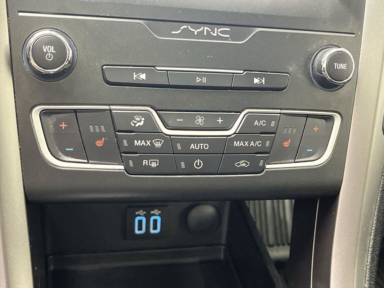 Used 2020 Ford Fusion SE AWD/4WD image 22