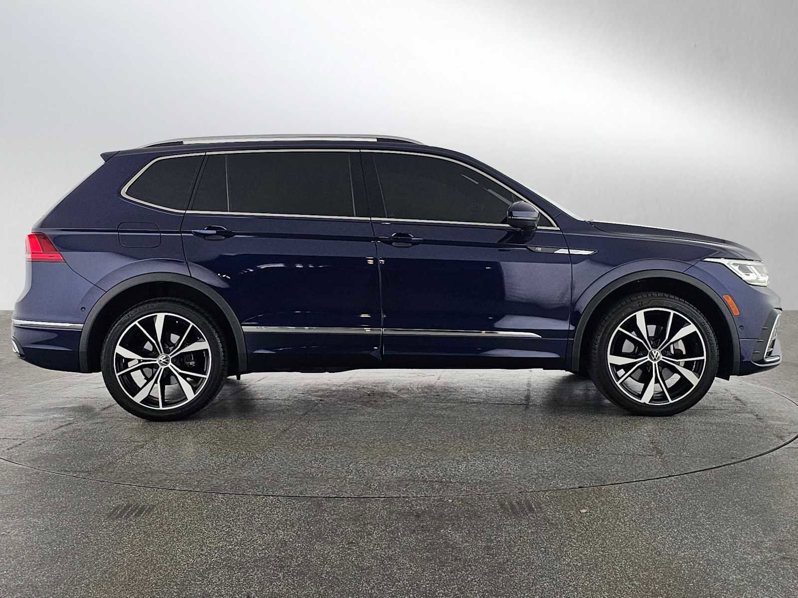 Used 2023 Volkswagen Tiguan SEL R-Line image 2