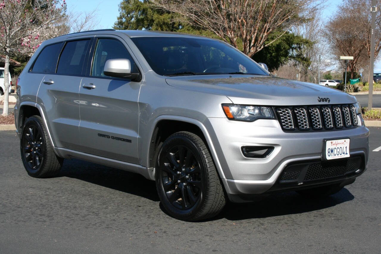 Used 2017 Jeep Grand Cherokee Altitude image 2