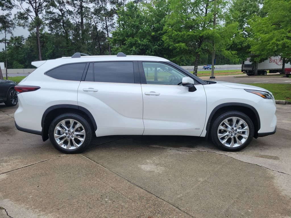 Certified 2026 Toyota Highlander Limited AWD/4WD image 9