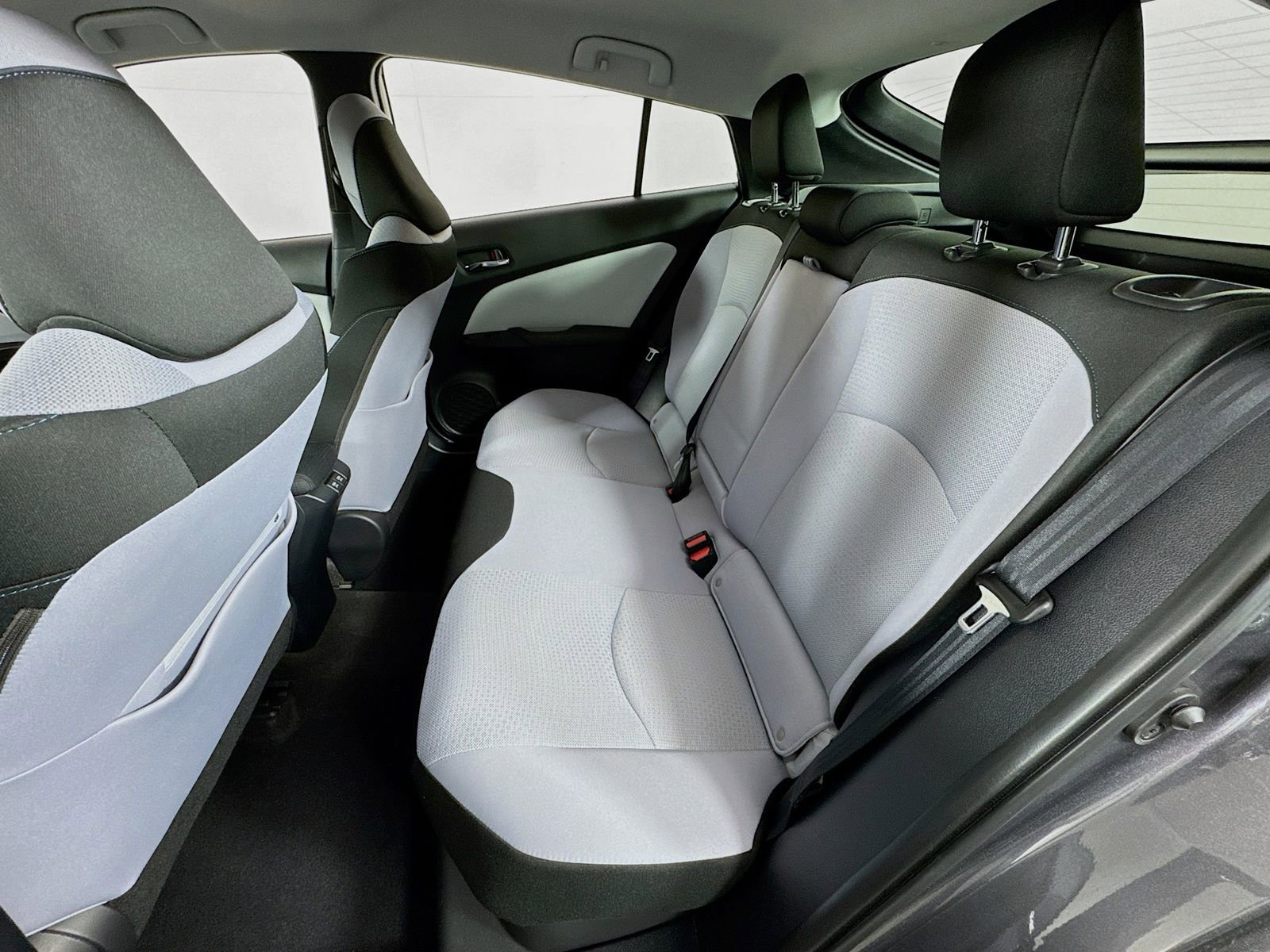 Used 2020 Toyota Prius LE AWD/4WD image 16