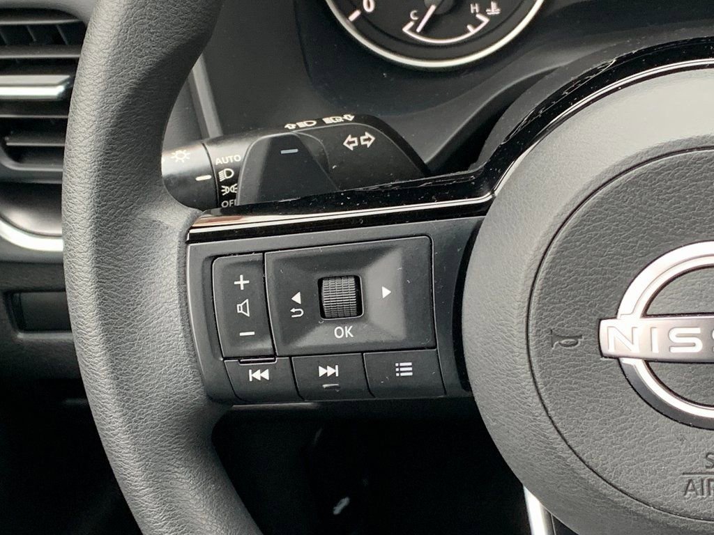 Used 2023 Nissan Rogue SV image 12