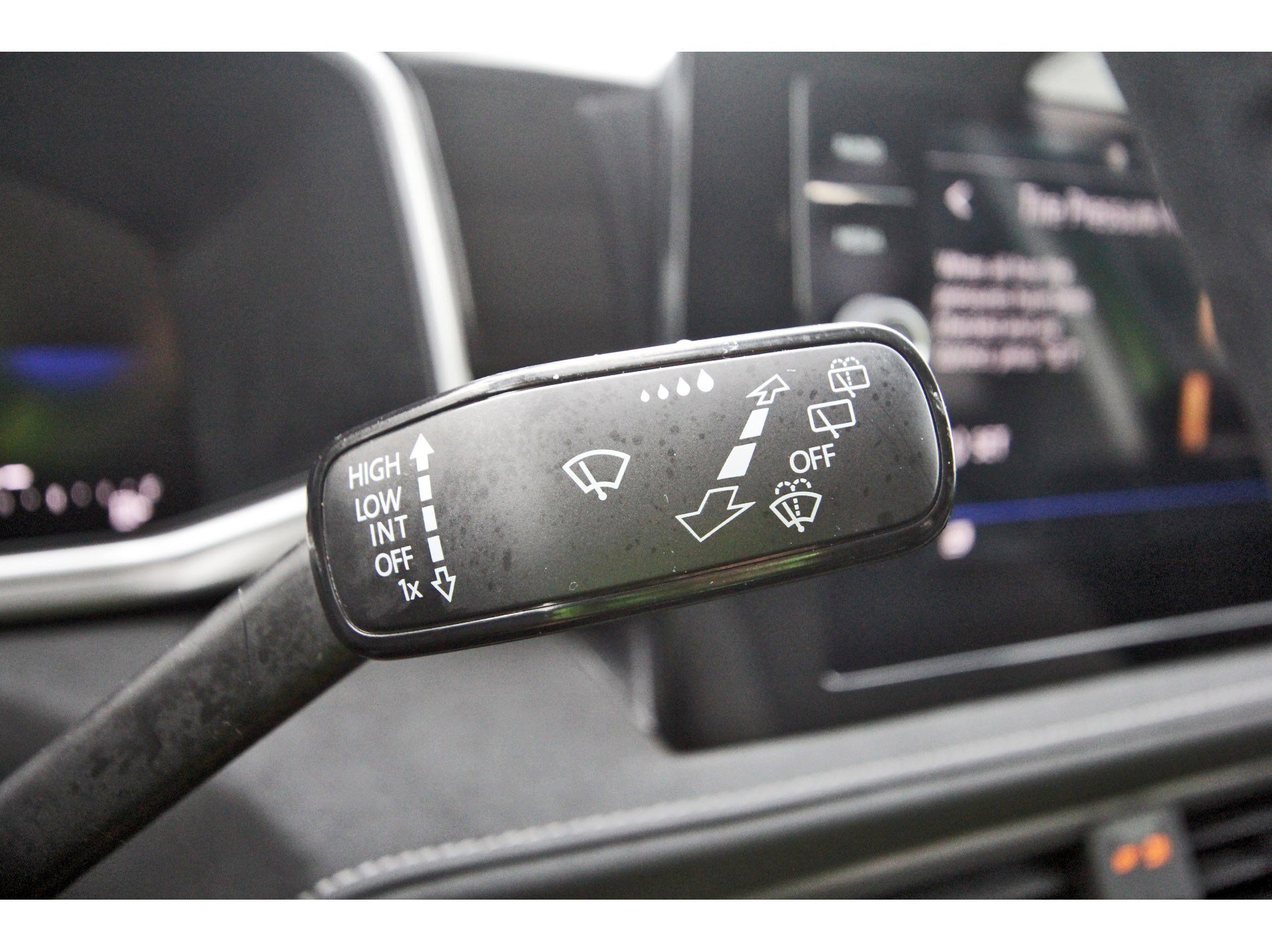 Used 2025 Volkswagen Taos SE FWD image 19