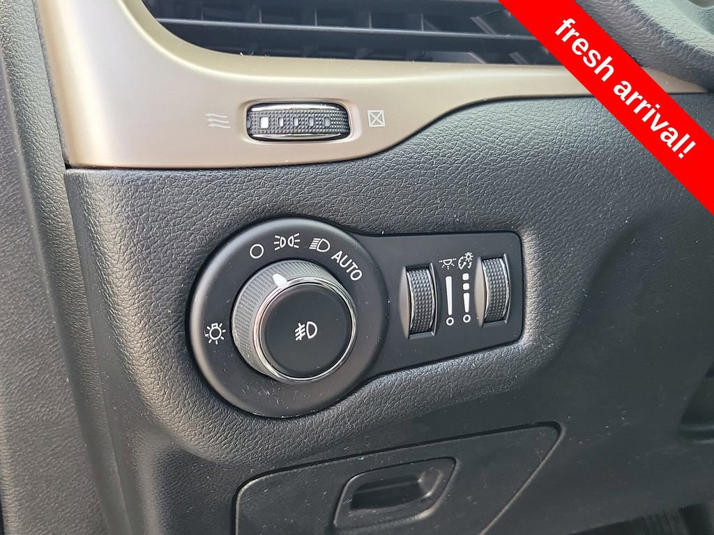 Used 2015 Jeep Cherokee Limited image 19