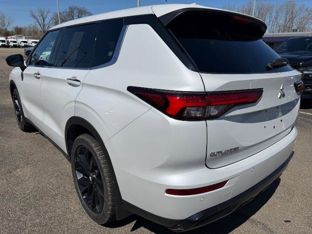 Used 2023 Mitsubishi Outlander SE AWD/4WD image 3