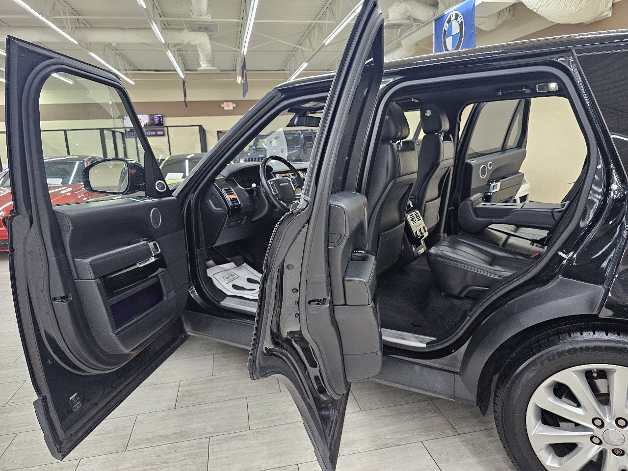 Used 2016 Land Rover Range Rover HSE image 17