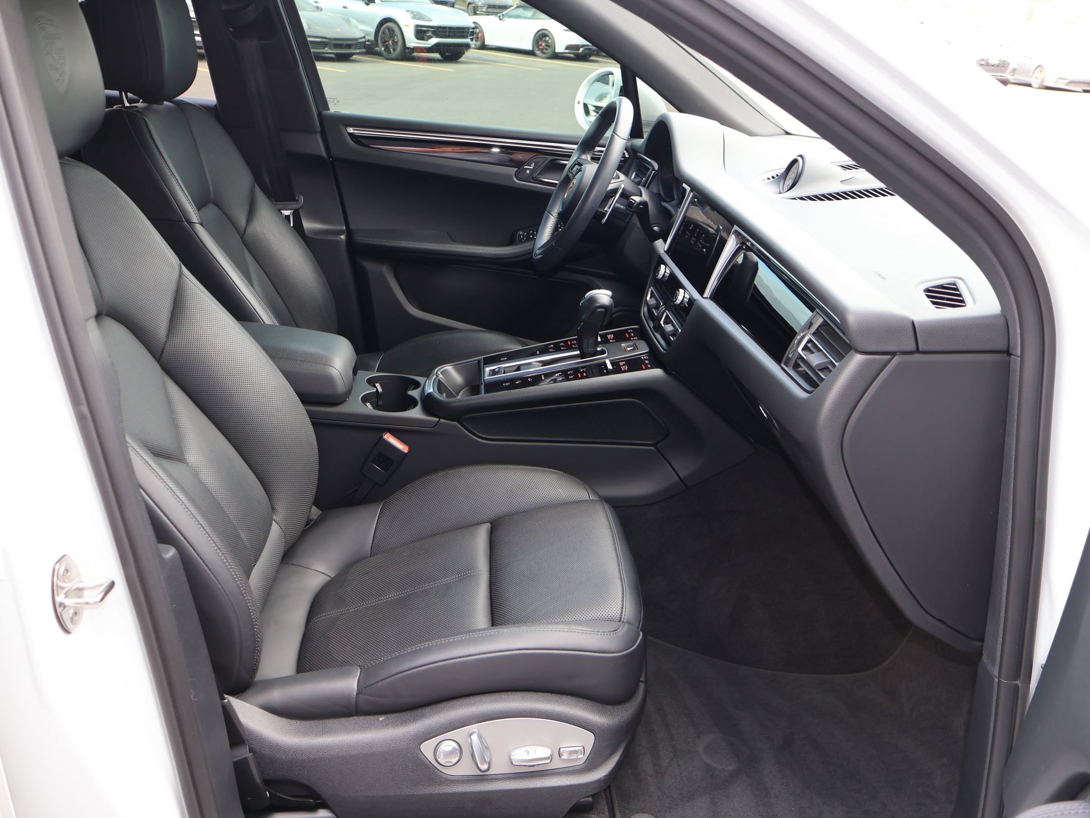 Certified 2023 Porsche Macan AWD/4WD image 26