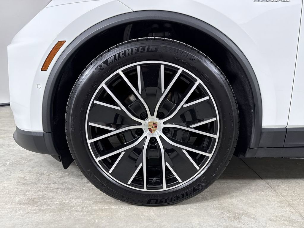 Certified 2025 Porsche Macan 4 Electric image 13