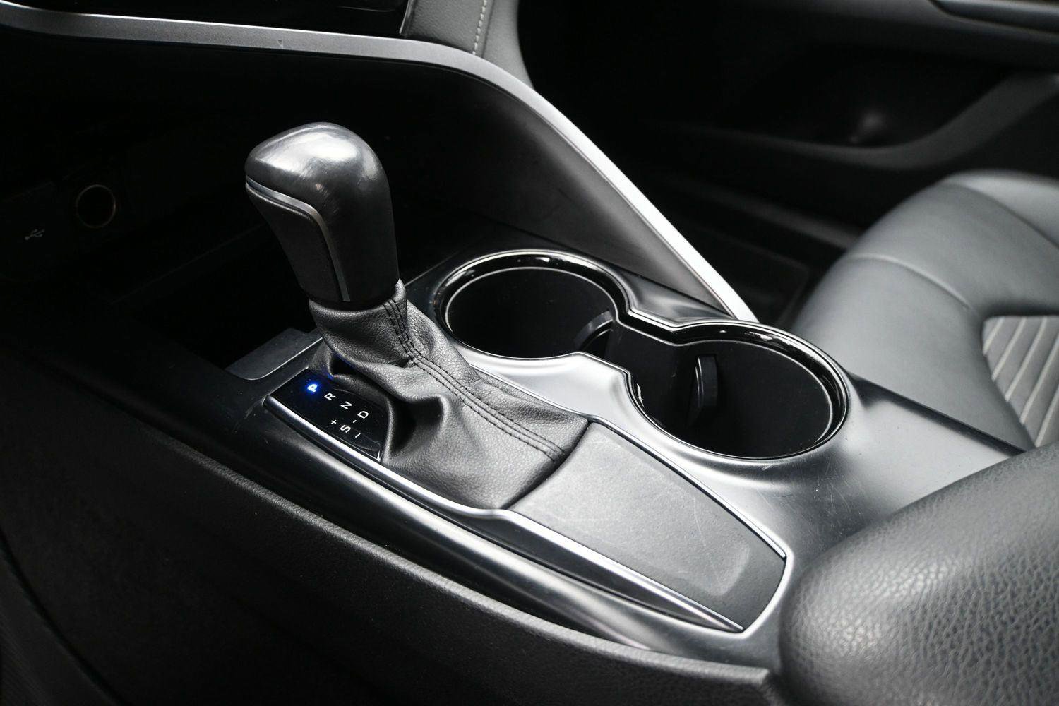 Used 2020 Toyota Camry SE FWD image 5