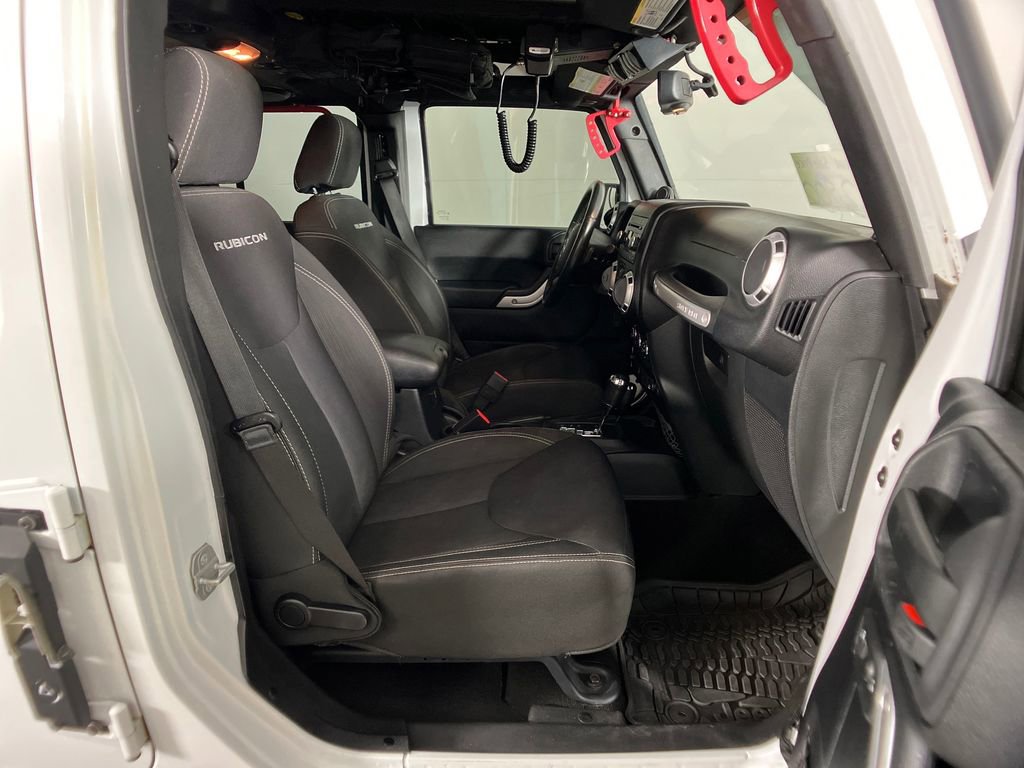 Used 2014 Jeep Wrangler Unlimited Rubicon w/ Connectivity Group image 6