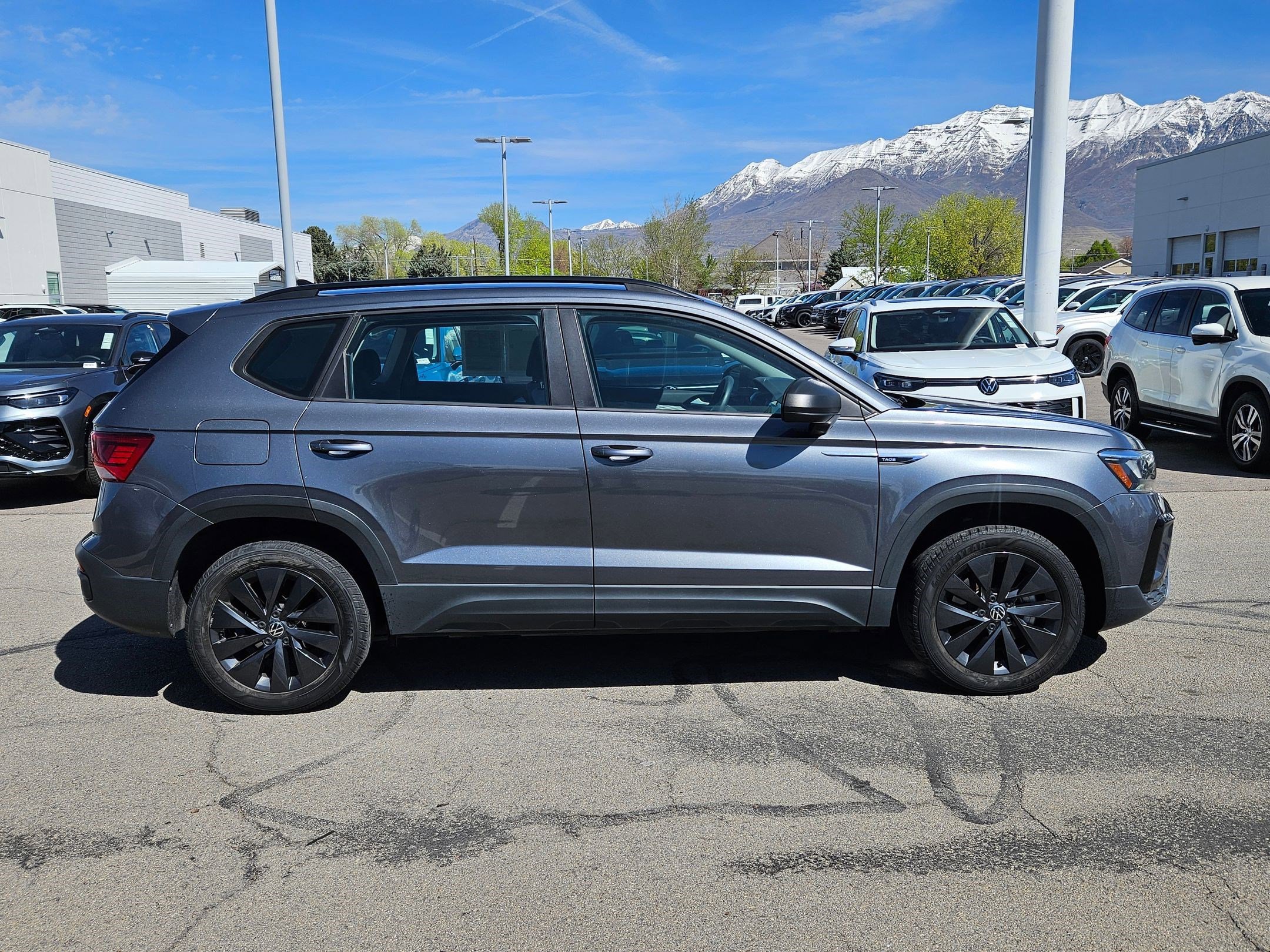 Used 2022 Volkswagen Taos S image 2