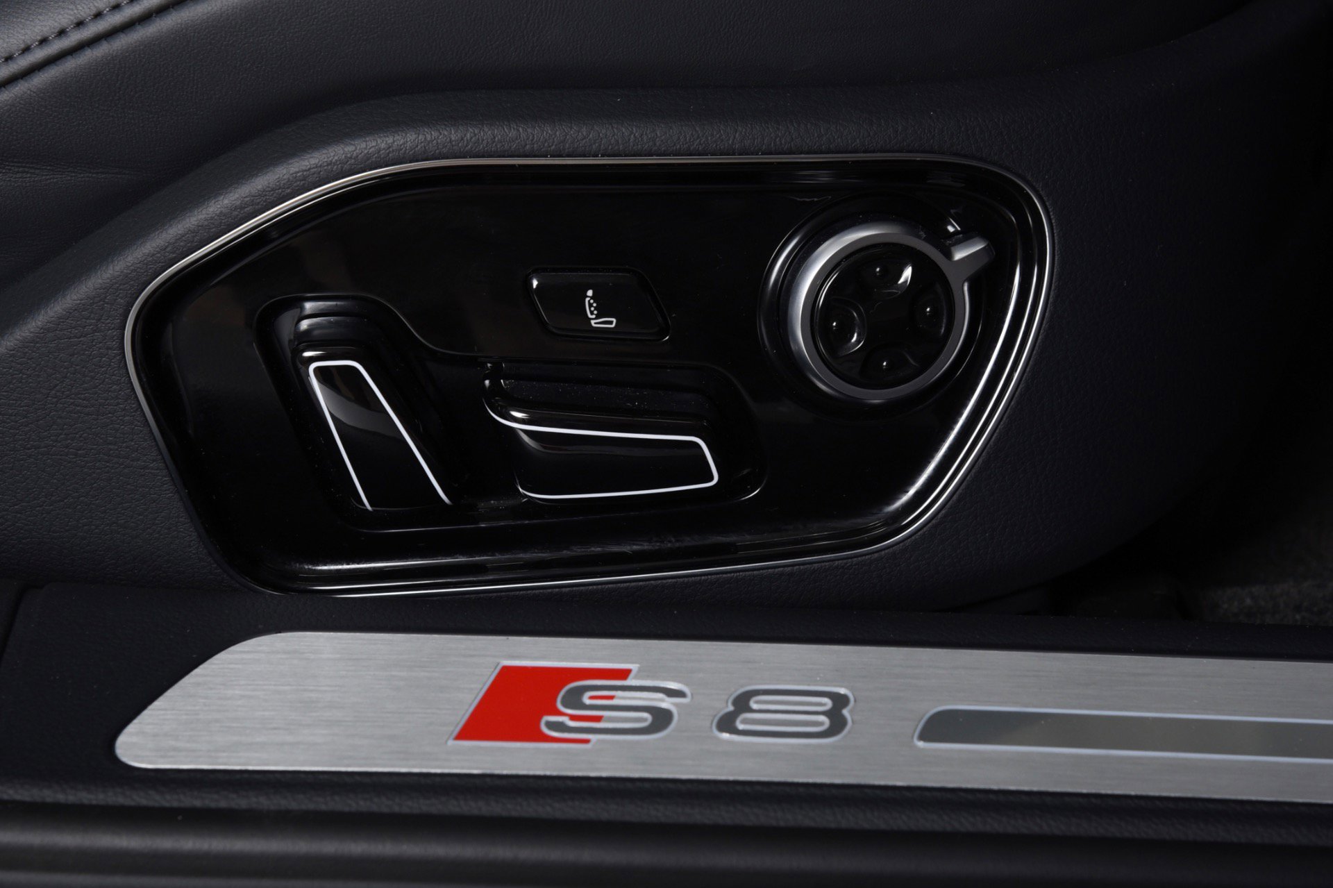 Used 2015 Audi S8 image 27