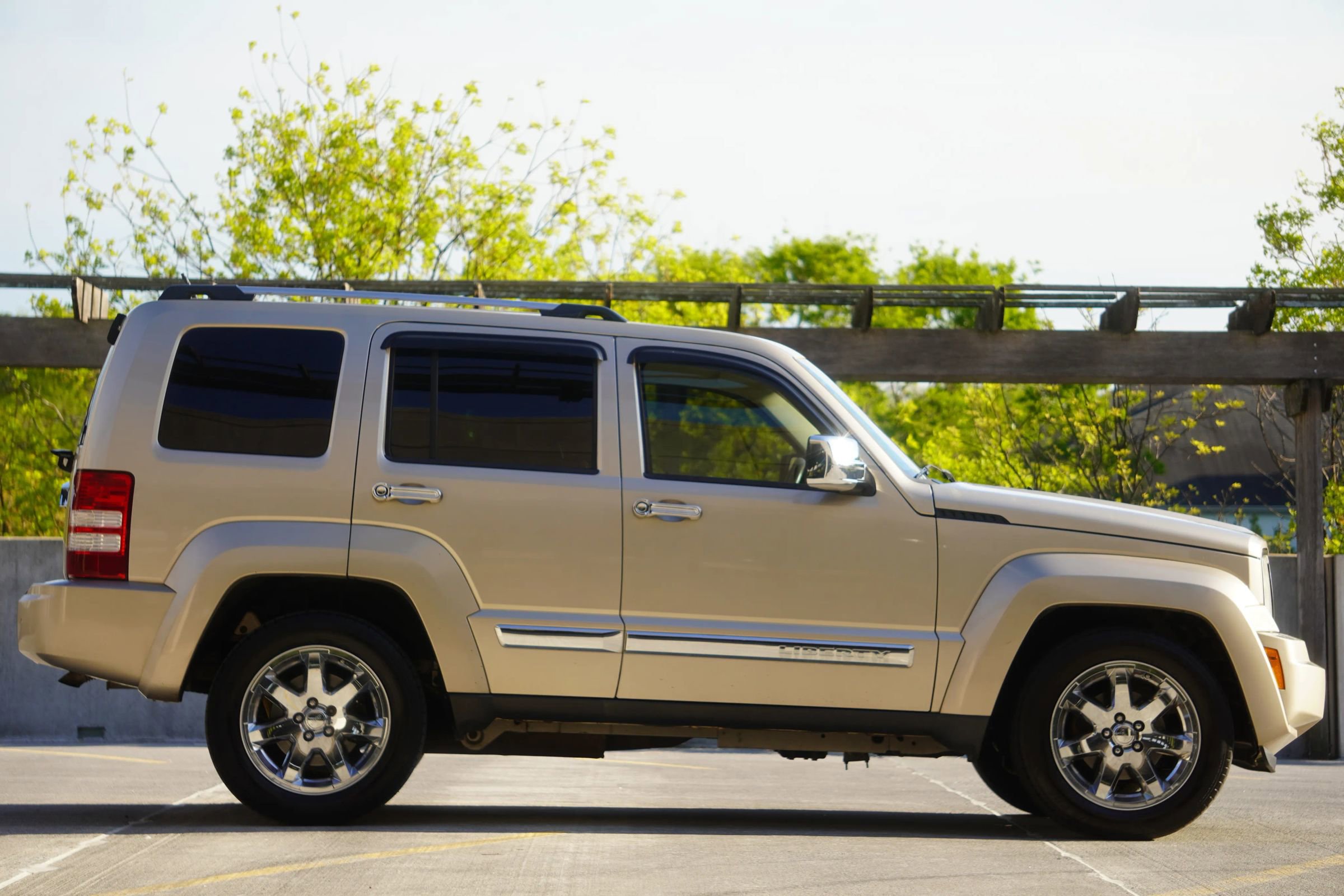 Used 2010 Jeep Liberty Limited w/ Tire & Wheel Group image 15