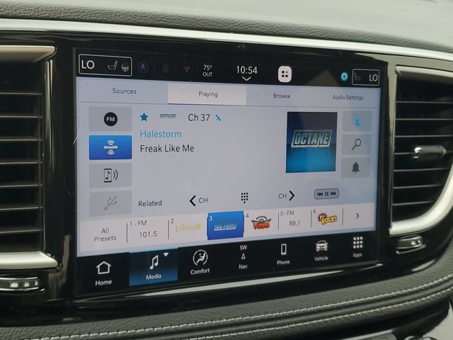 New 2027 Chrysler Pacifica Limited w/ Family Tech Group AWD/4WD image 25