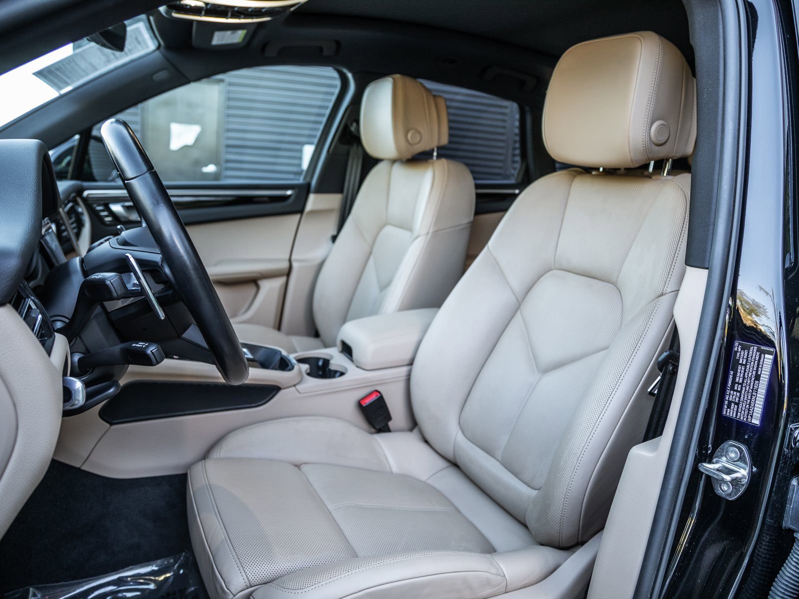 Certified 2022 Porsche Macan image 5