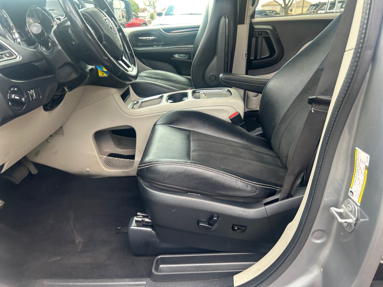 Used 2019 Dodge Grand Caravan SXT FWD image 14