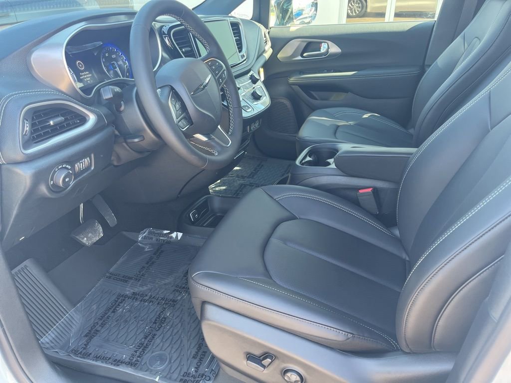 New 2025 Chrysler Pacifica Select image 13