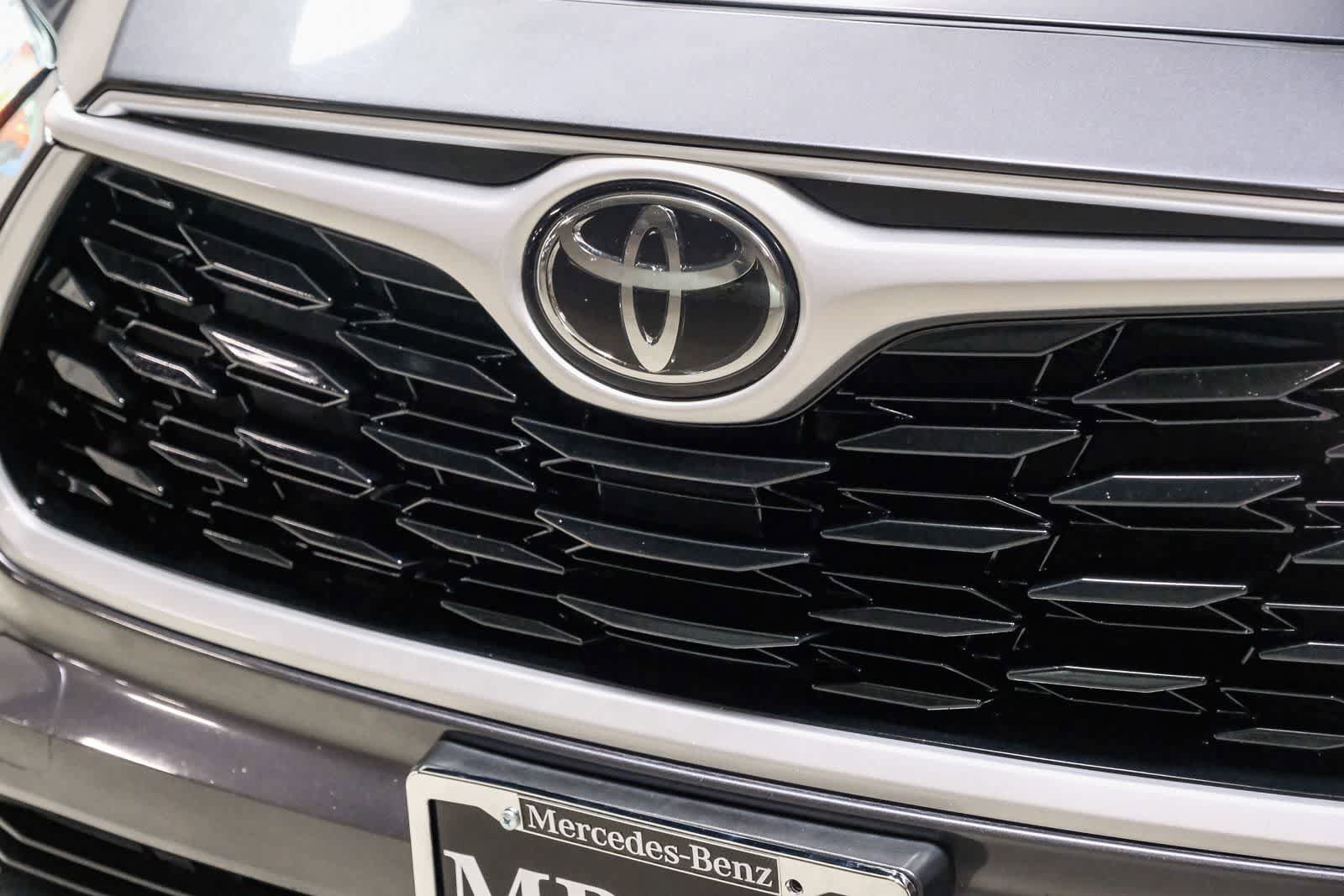 Used 2020 Toyota Highlander XLE AWD/4WD image 13