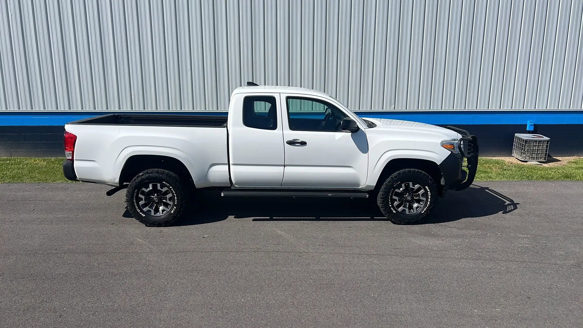 Used 2017 Toyota Tacoma SR image 4