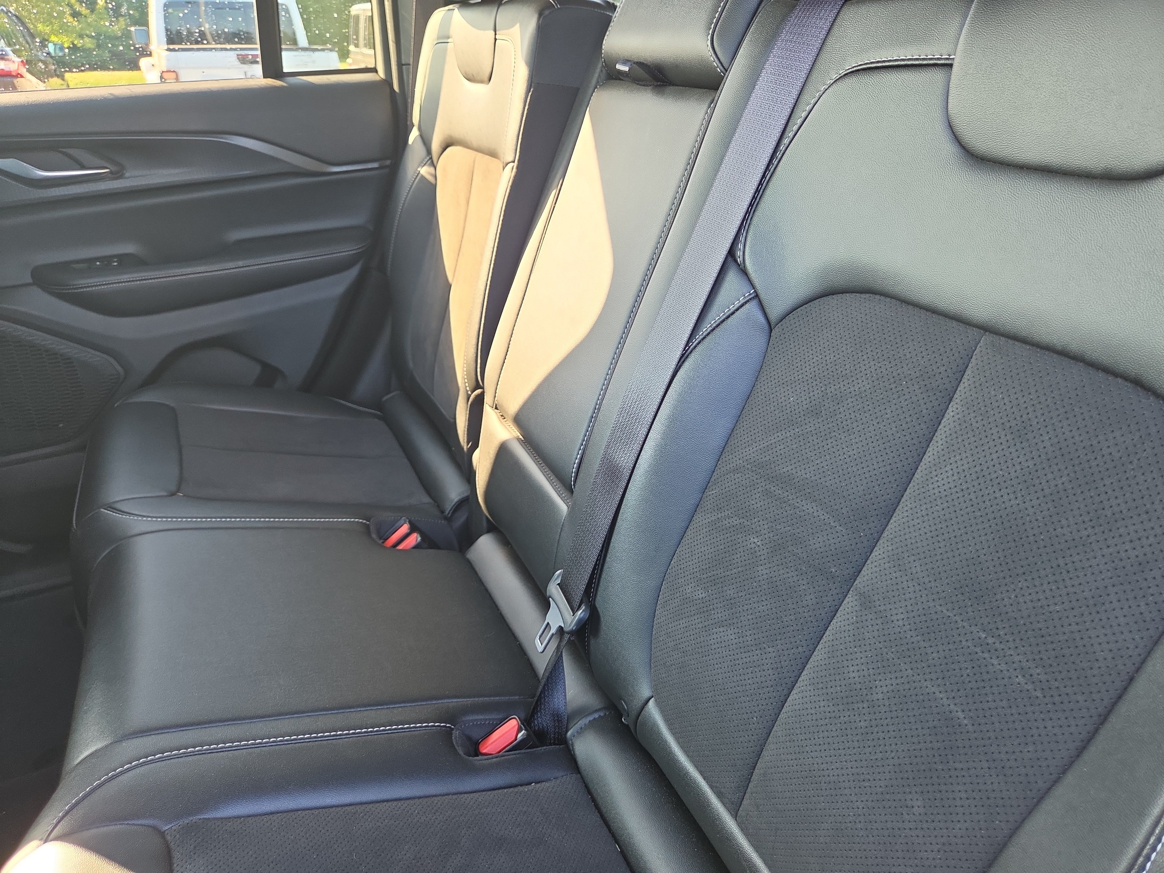 Used 2024 Jeep Grand Cherokee Altitude AWD/4WD image 9