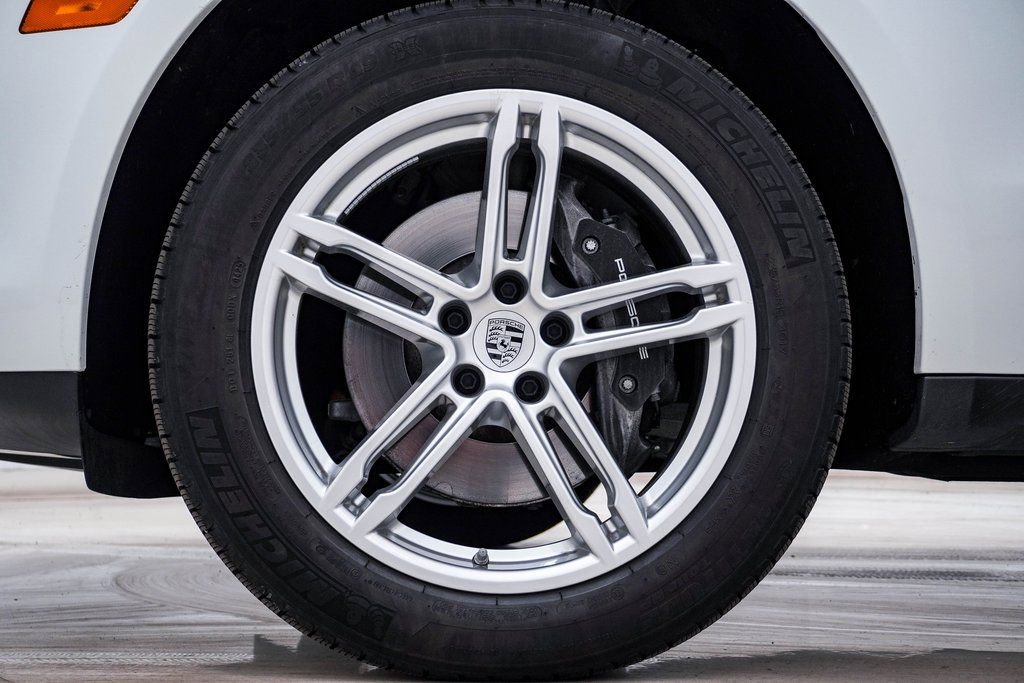 Certified 2025 Porsche Macan AWD/4WD image 12