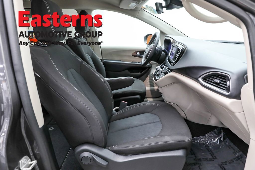 Used 2023 Chrysler Voyager LX image 23