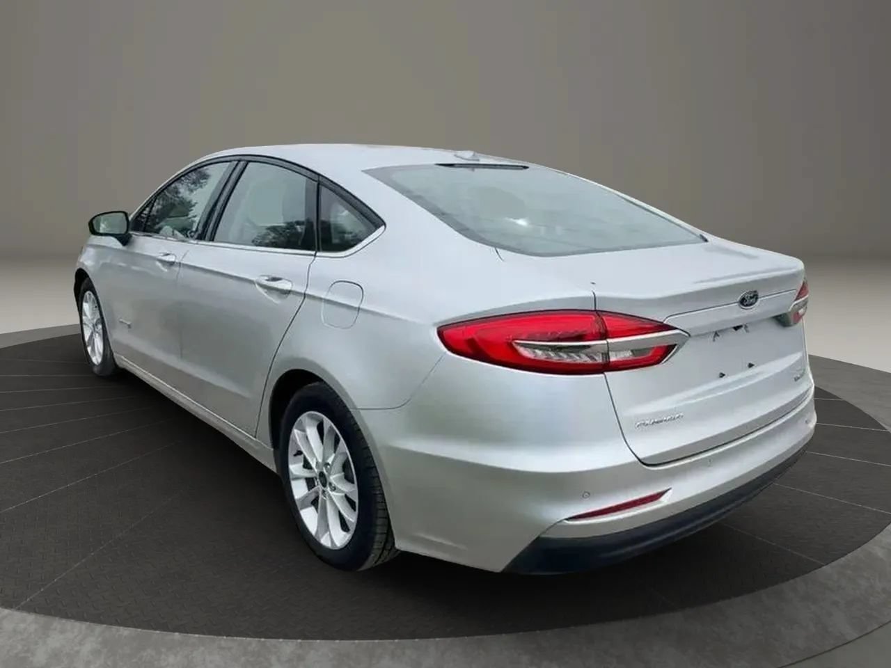Used 2019 Ford Fusion SE FWD image 4