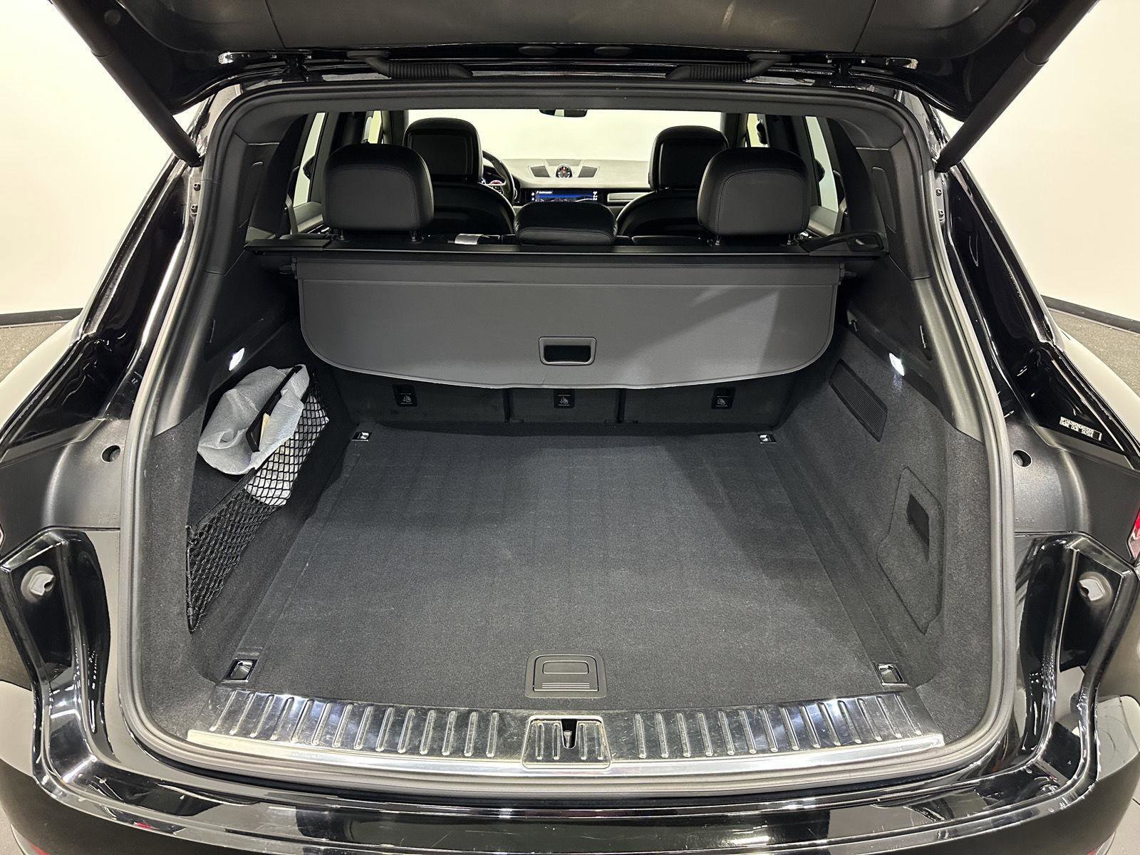 Used 2022 Porsche Cayenne Platinum Edition image 36