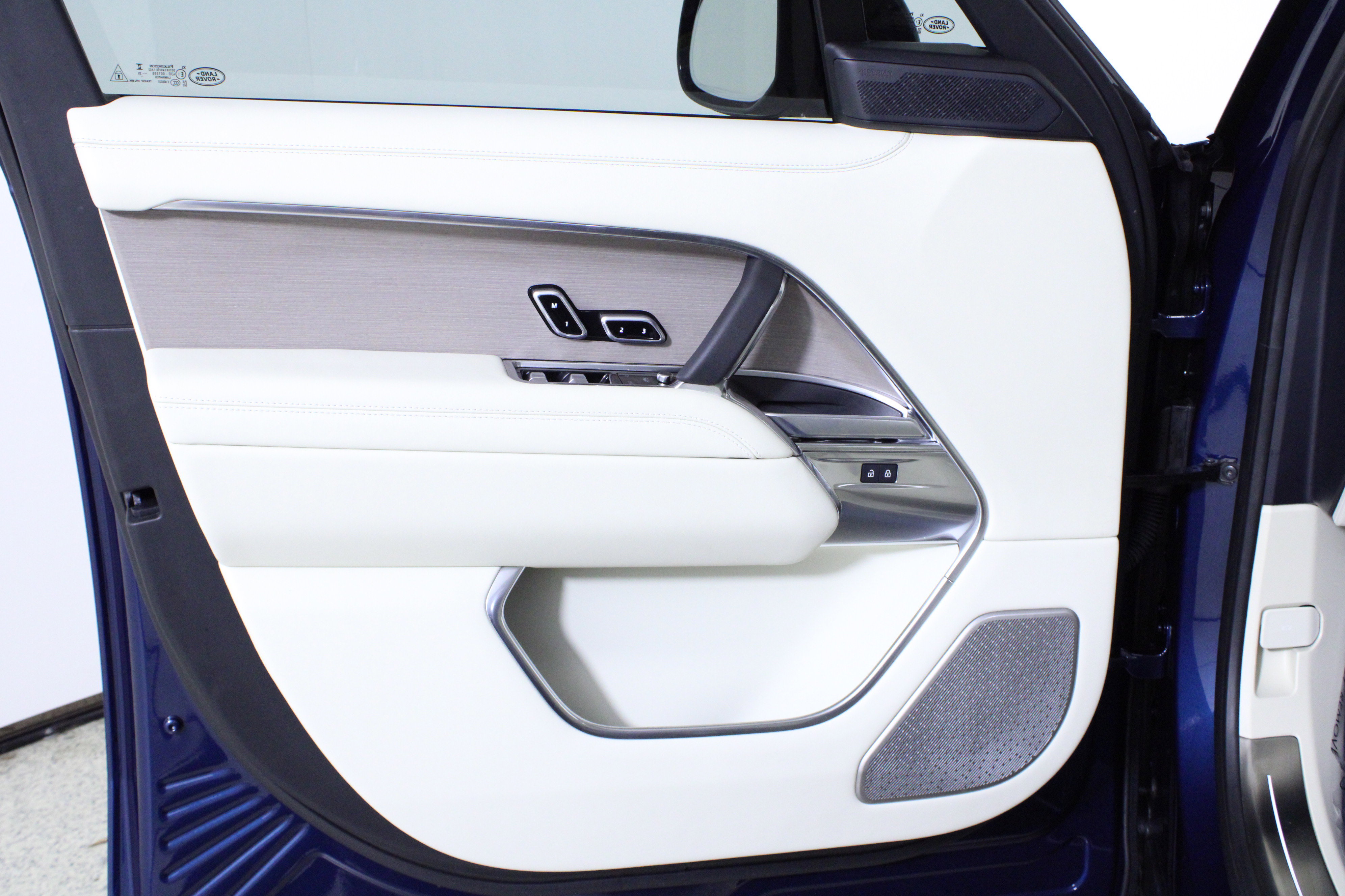 Used 2025 Land Rover Range Rover Autobiography image 21